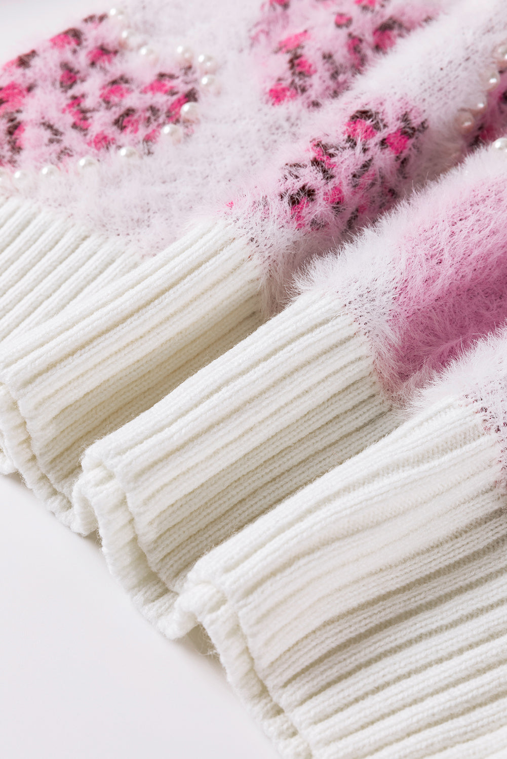 Pull pelucheux a bordure côtelée perlée et imprimé léopard cœur