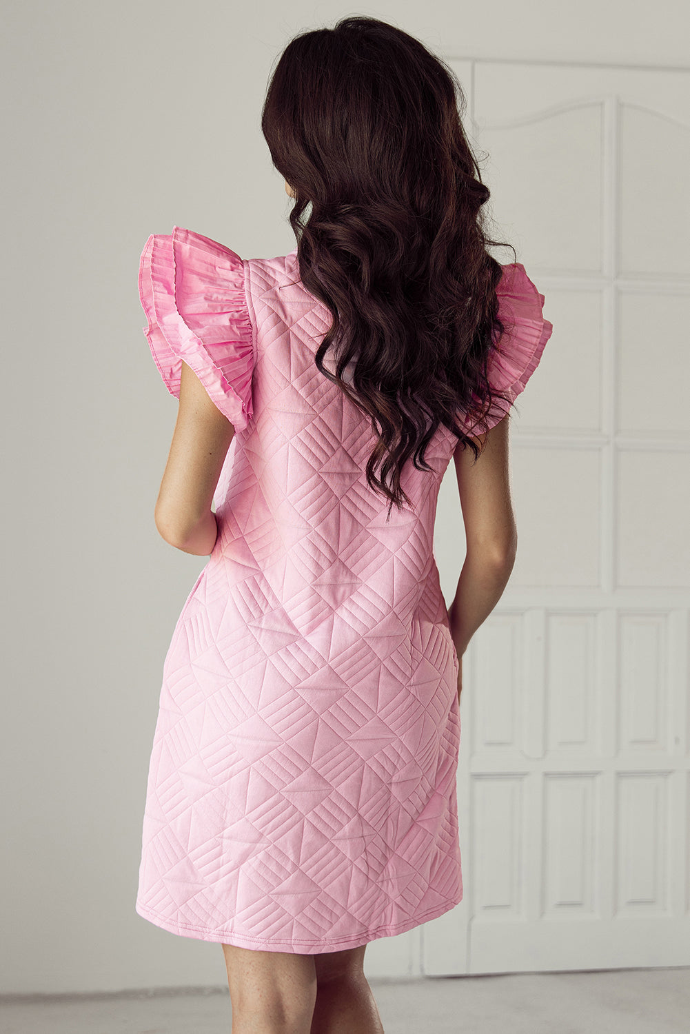 Robe droite texturée à manches plissées et col en V