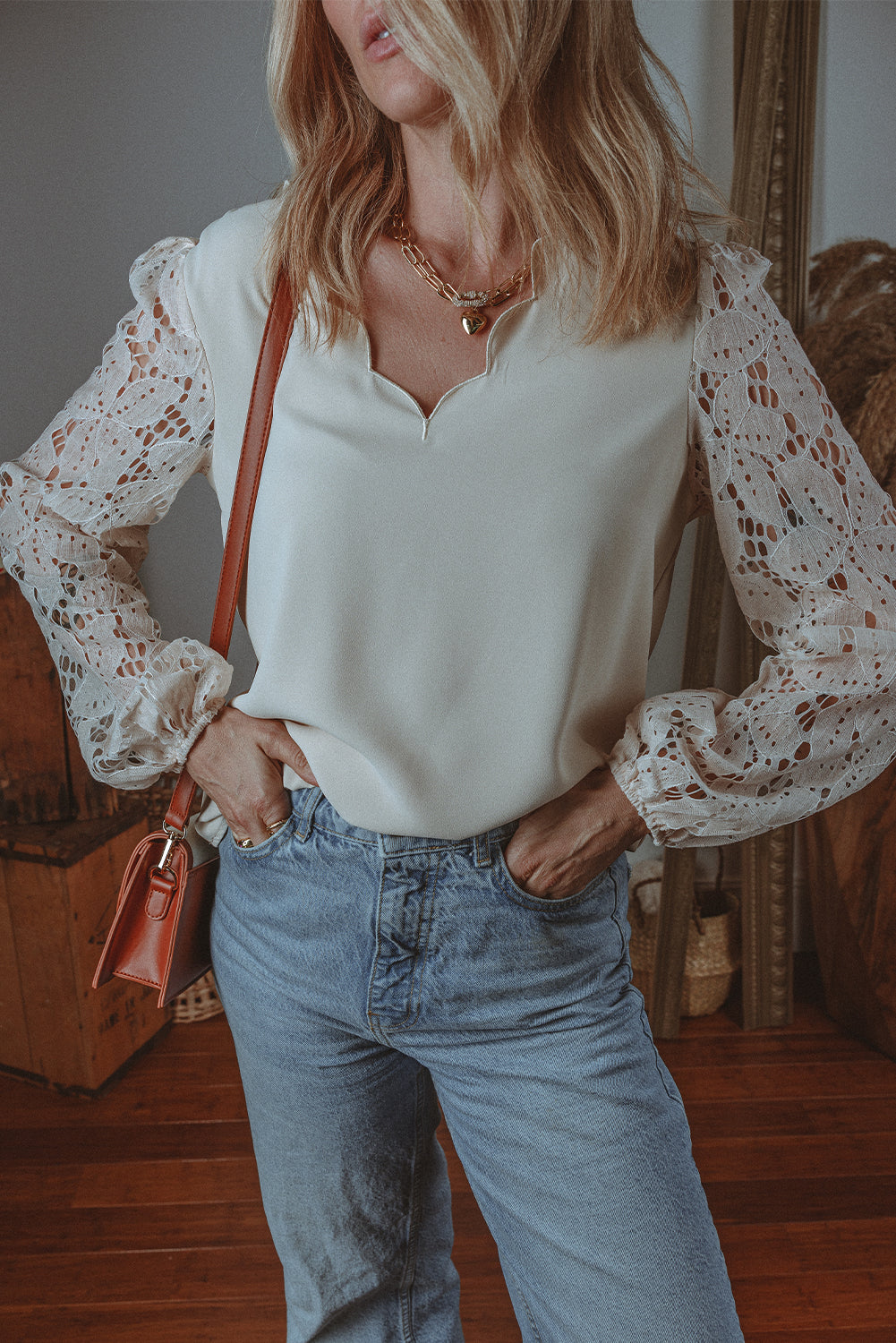 Blouse festonnée a manches lanternes creuses en dentelle a encolure en V
