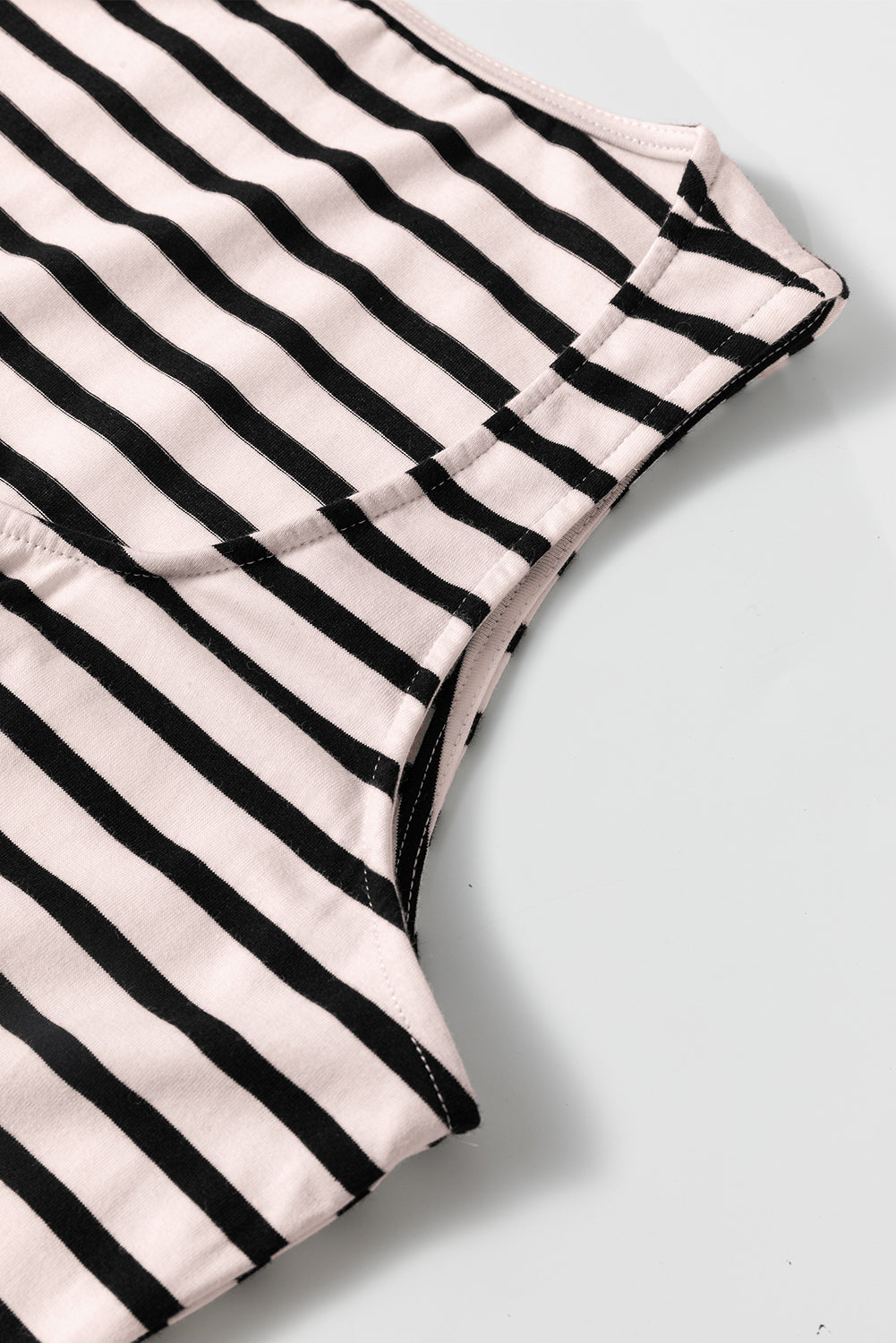 Robe longue boutonnée sans manches à imprimé rayé blanc