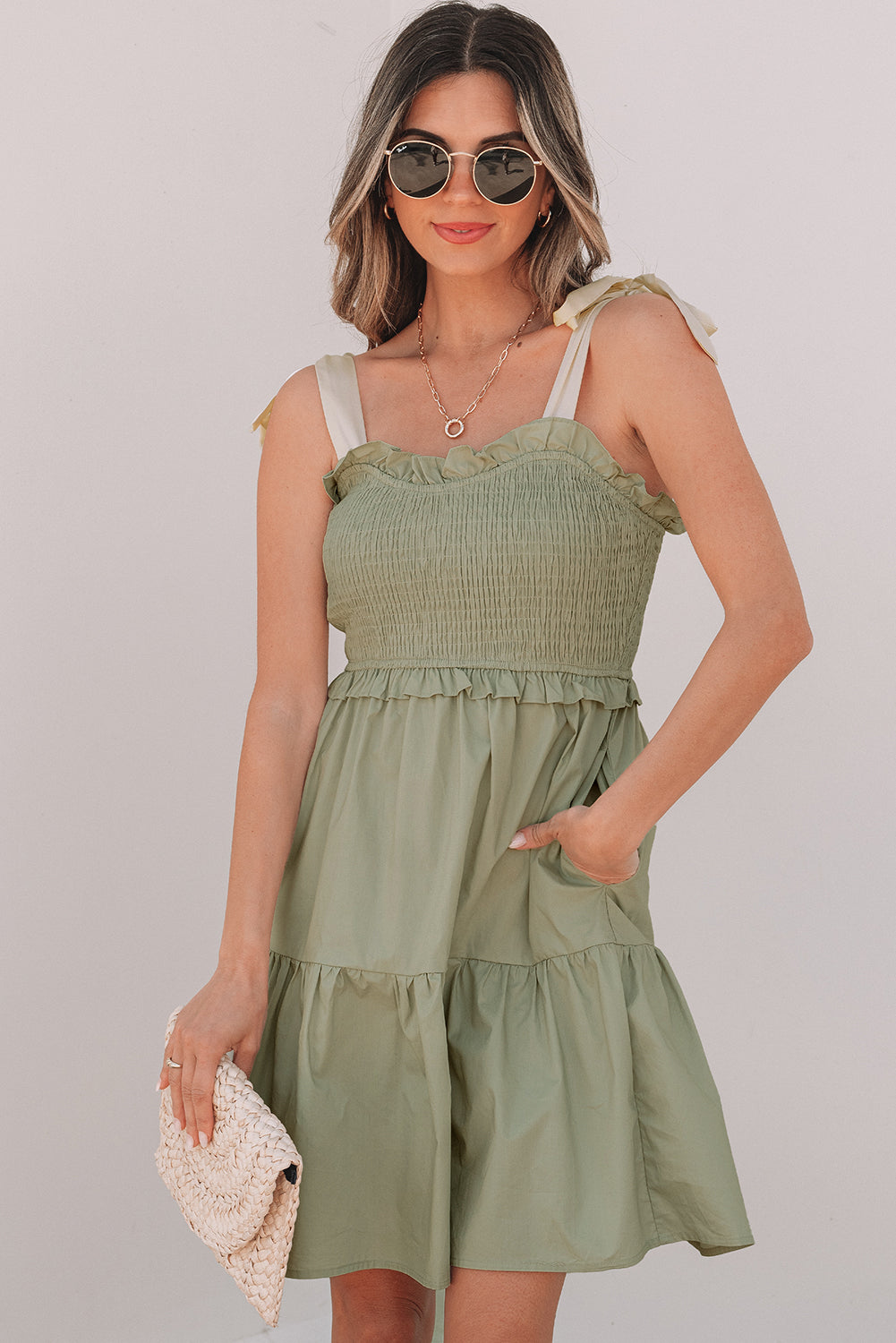 Robe courte trapèze à volants et bretelles à nouer