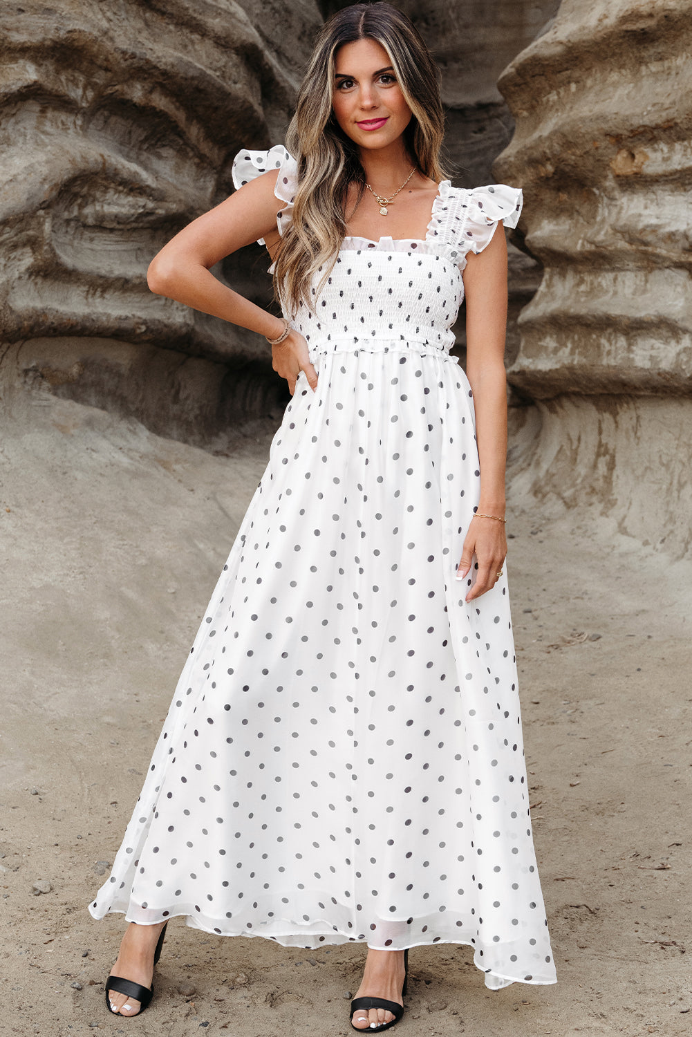 Robe longue à pois, manches flottantes, col carré et smocks