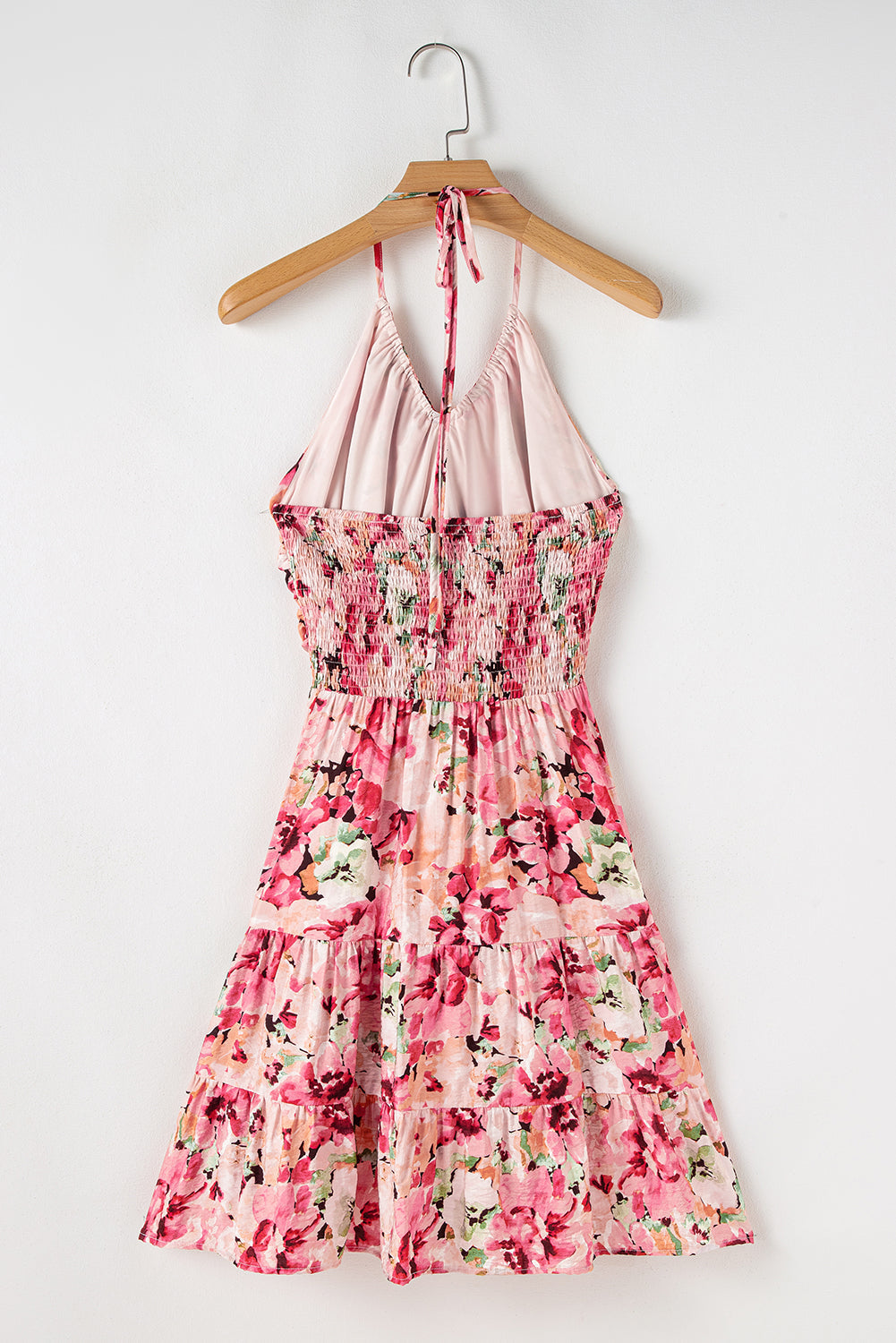 Mini-robe fleurie sans manches à col licou et dos froncé à volants