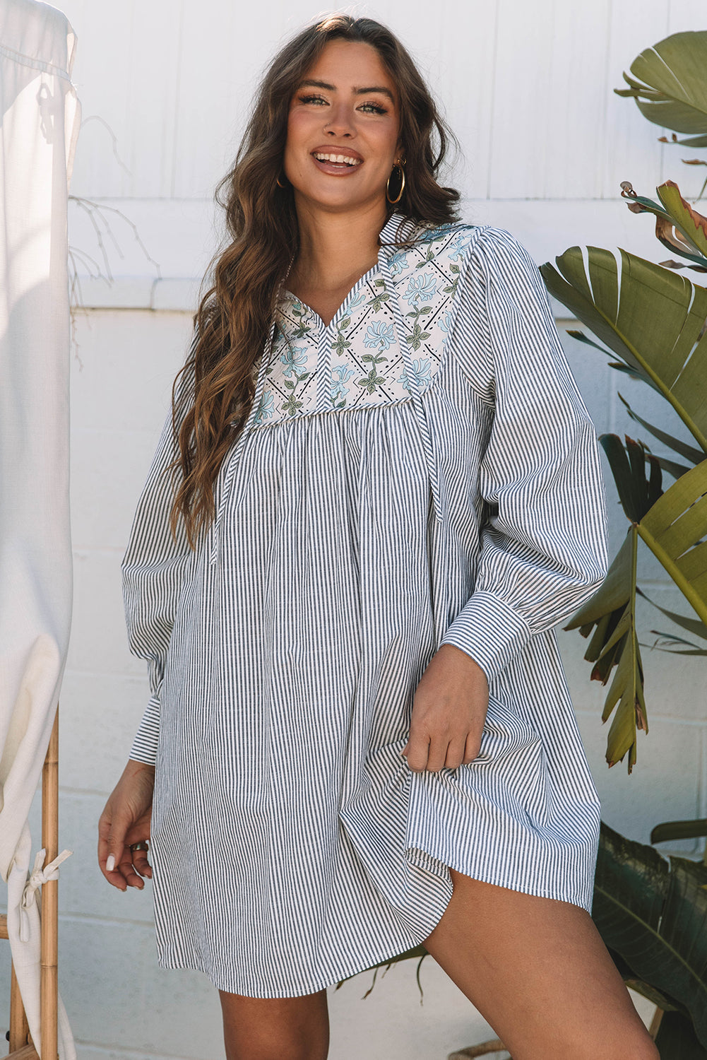 Mini-robe droite à manches longues et col en V noué en patchwork floral