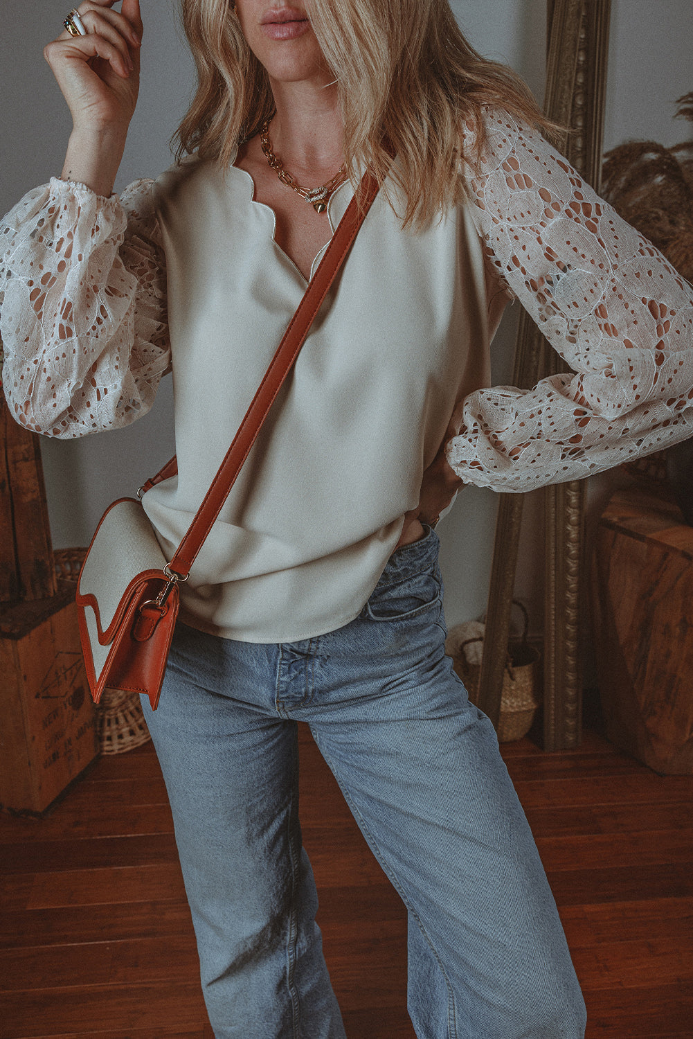 Blouse festonnée a manches lanternes creuses en dentelle a encolure en V