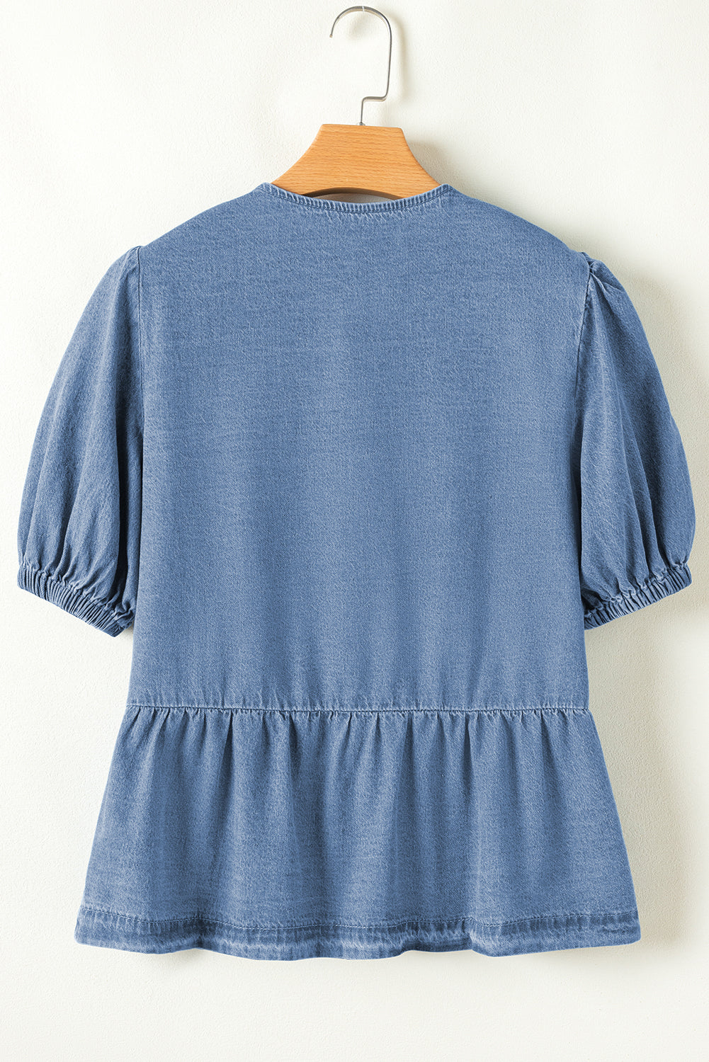 Chemise en jean péplum nouée sur le devant a manches bulles