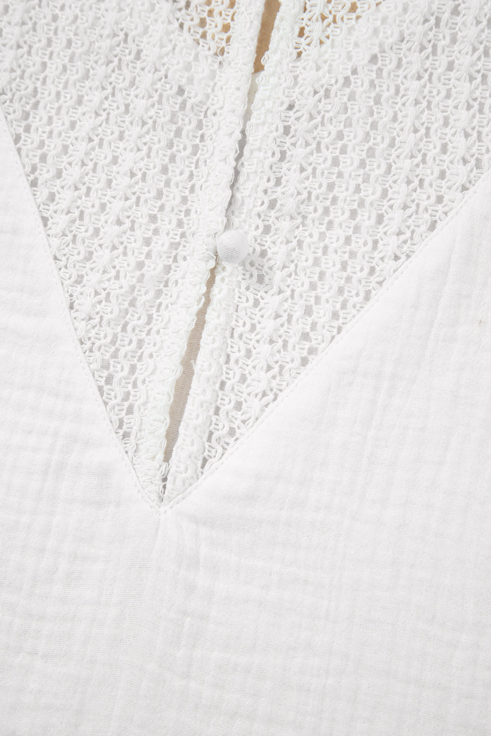 T-shirt à col en V et boutons texturés en dentelle crochetée