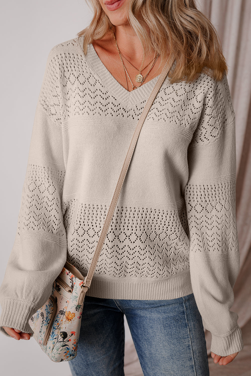 Pull à col en V et épaules tombantes avec motif à œillets