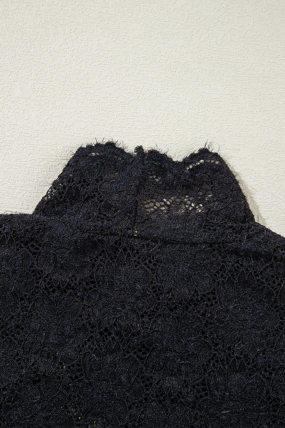 Haut a manches longues et col montant en dentelle florale