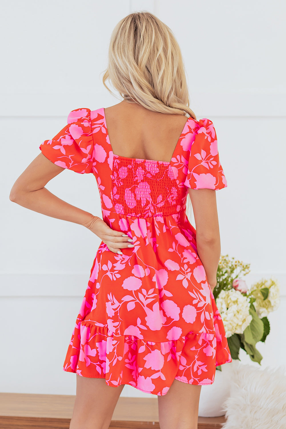 Mini-robe a volants et manches bouffantes, motif floral, col en cœur