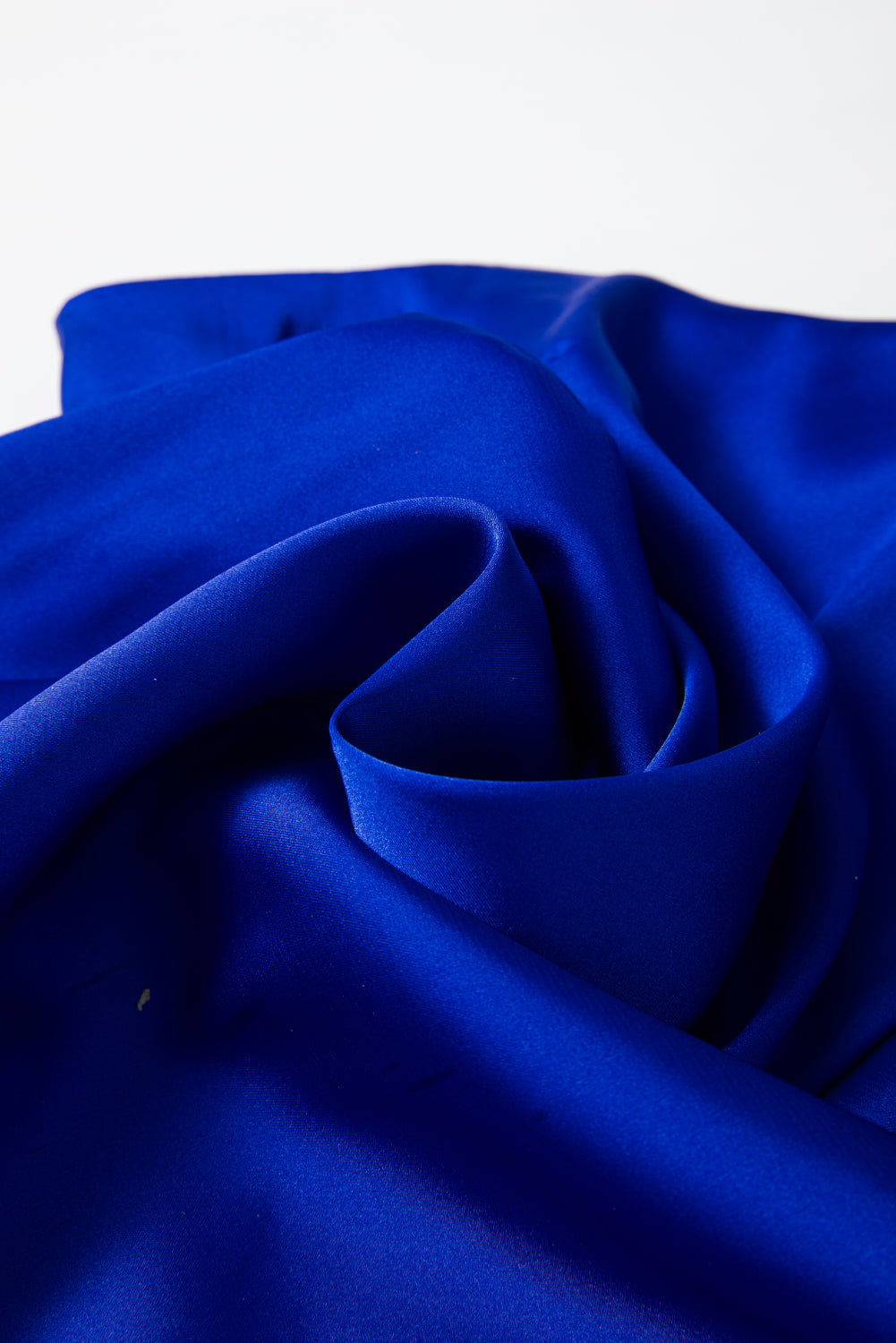 Chemisier asymétrique en satin à une épaule et manches cloche