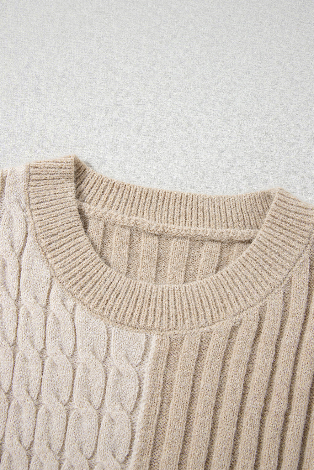 Pull en tricot torsadé color block à col ras du cou et épaules tombantes