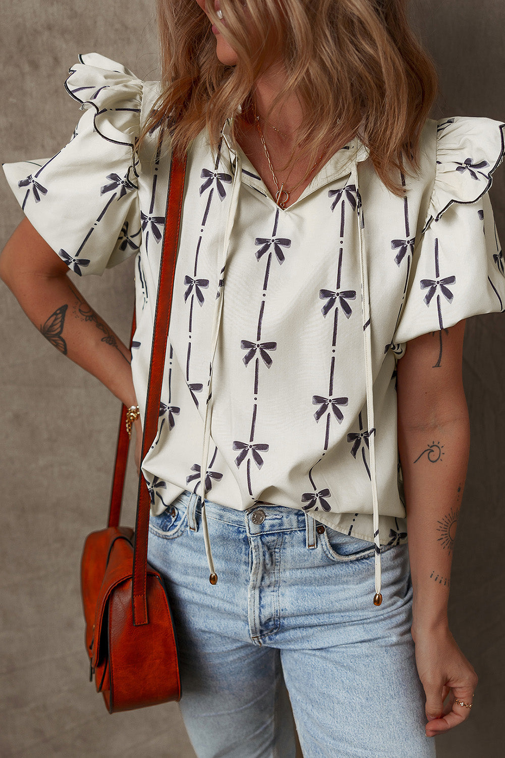 Blouse a col en V cranté et a volants imprimés avec nœud