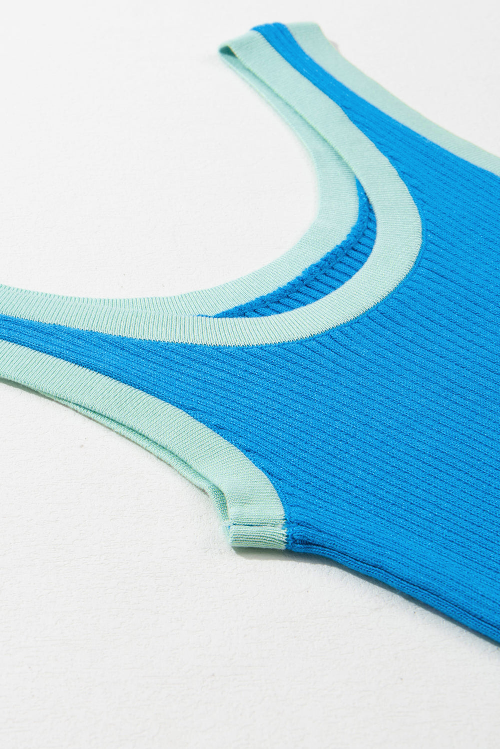 Débardeur à col en U en tricot côtelé à bords color block