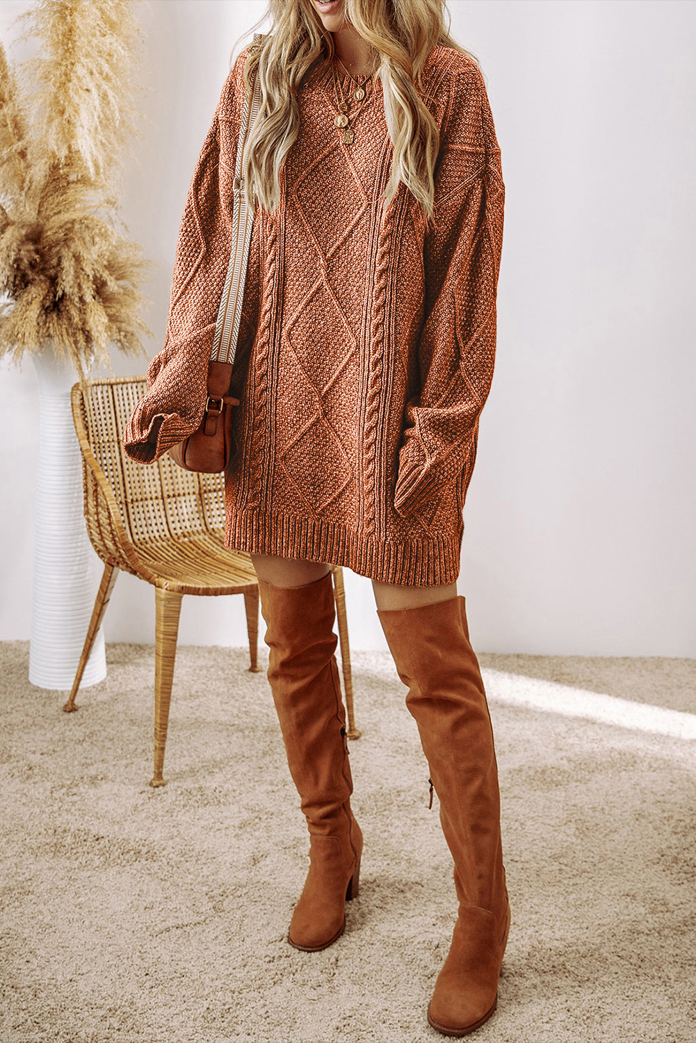Robe pull coupe ample en tricot torsadé a épaules tombantes