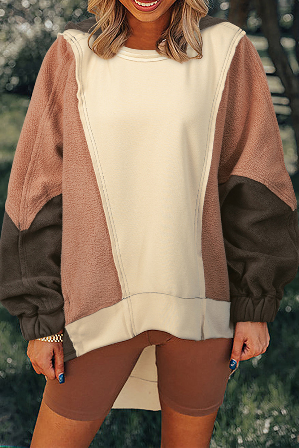 Sweat a capuche haut et bas surdimensionné en patchwork de blocs de couleurs