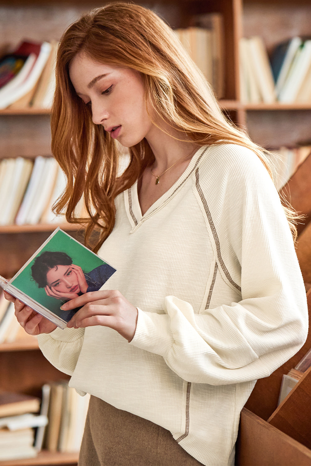 Haut pull en tricot texturé a coutures apparentes et col en V