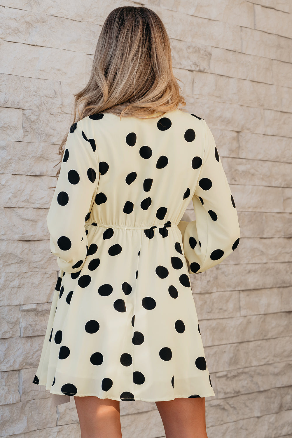 Mini-robe à pois, col en V, manches bouffantes et surplis