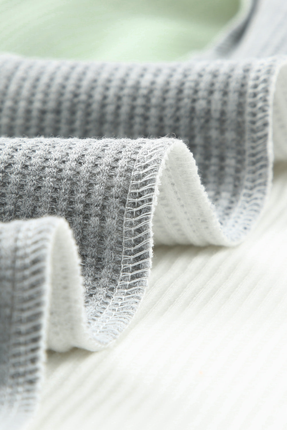 Débardeur en tricot gaufré à col en V et blocs de couleurs