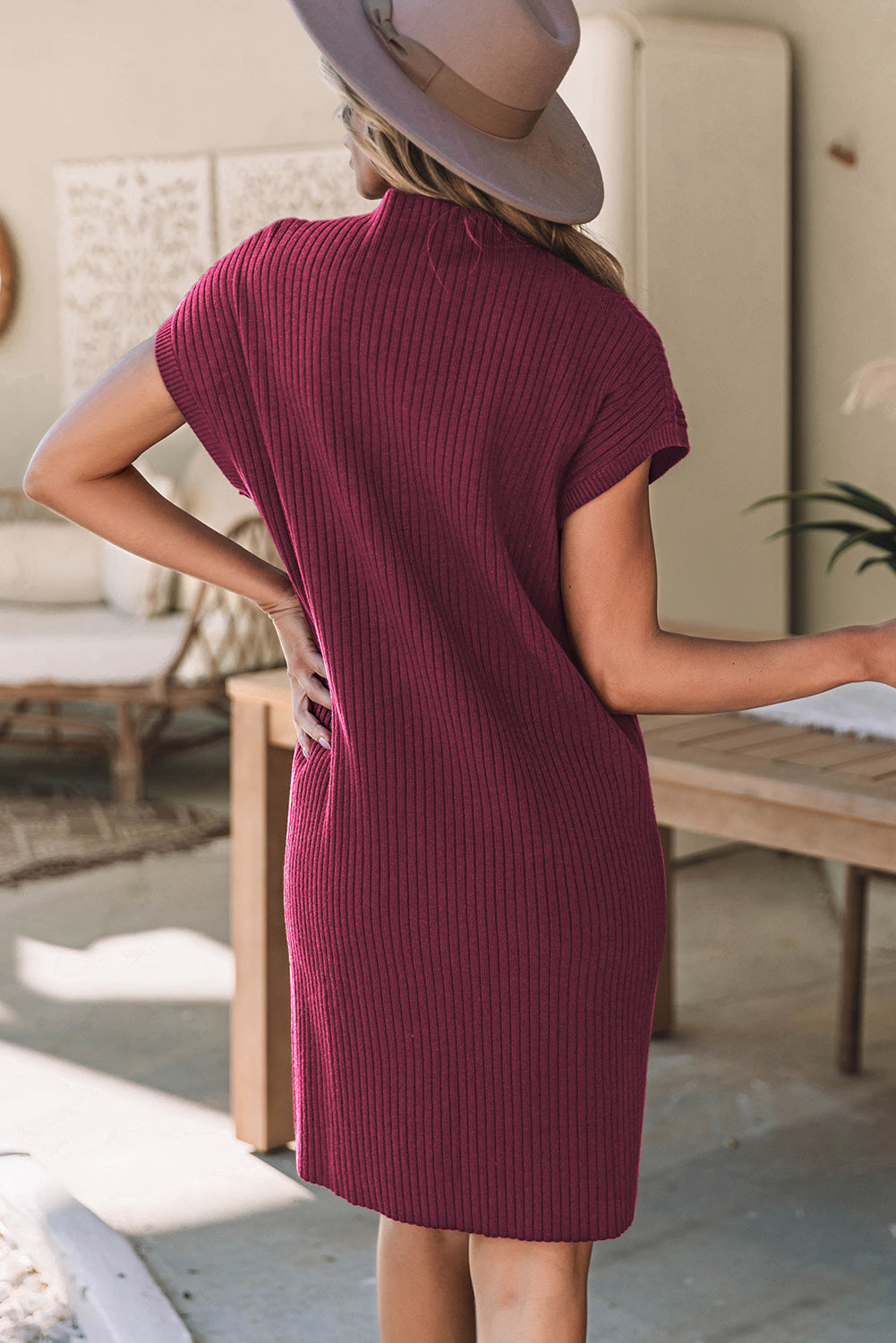 Robe pull en tricot côtelé a manches courtes et poche plaquée