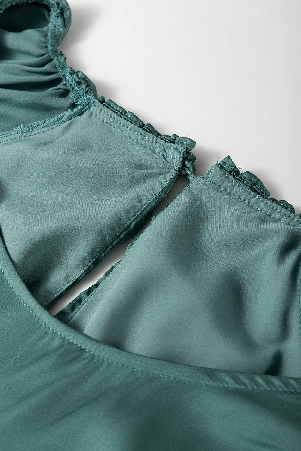 Mini-robe ample a volants et manches bouffantes