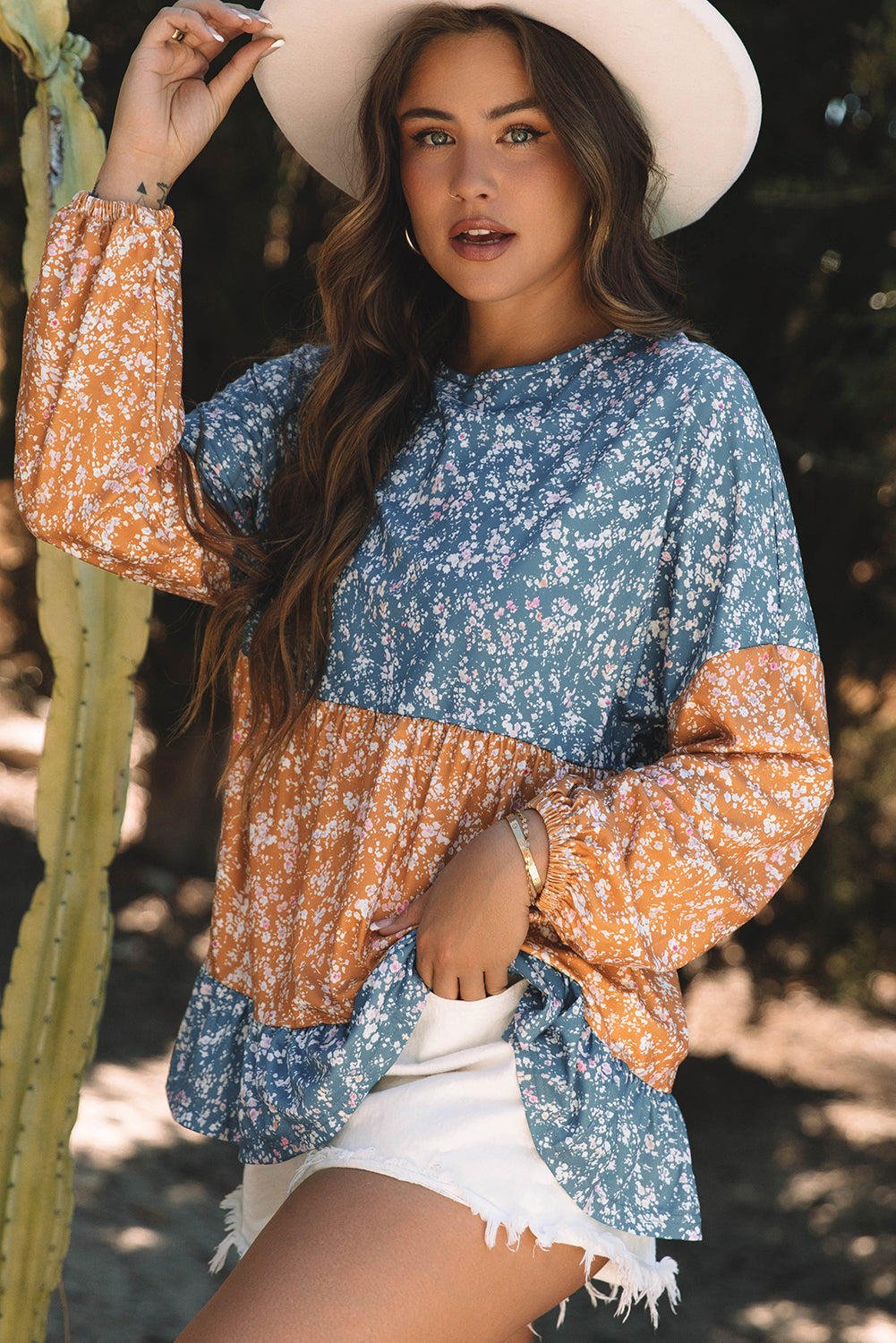 Blouse florale a col rond et ourlet a volants en patchwork de blocs de couleurs