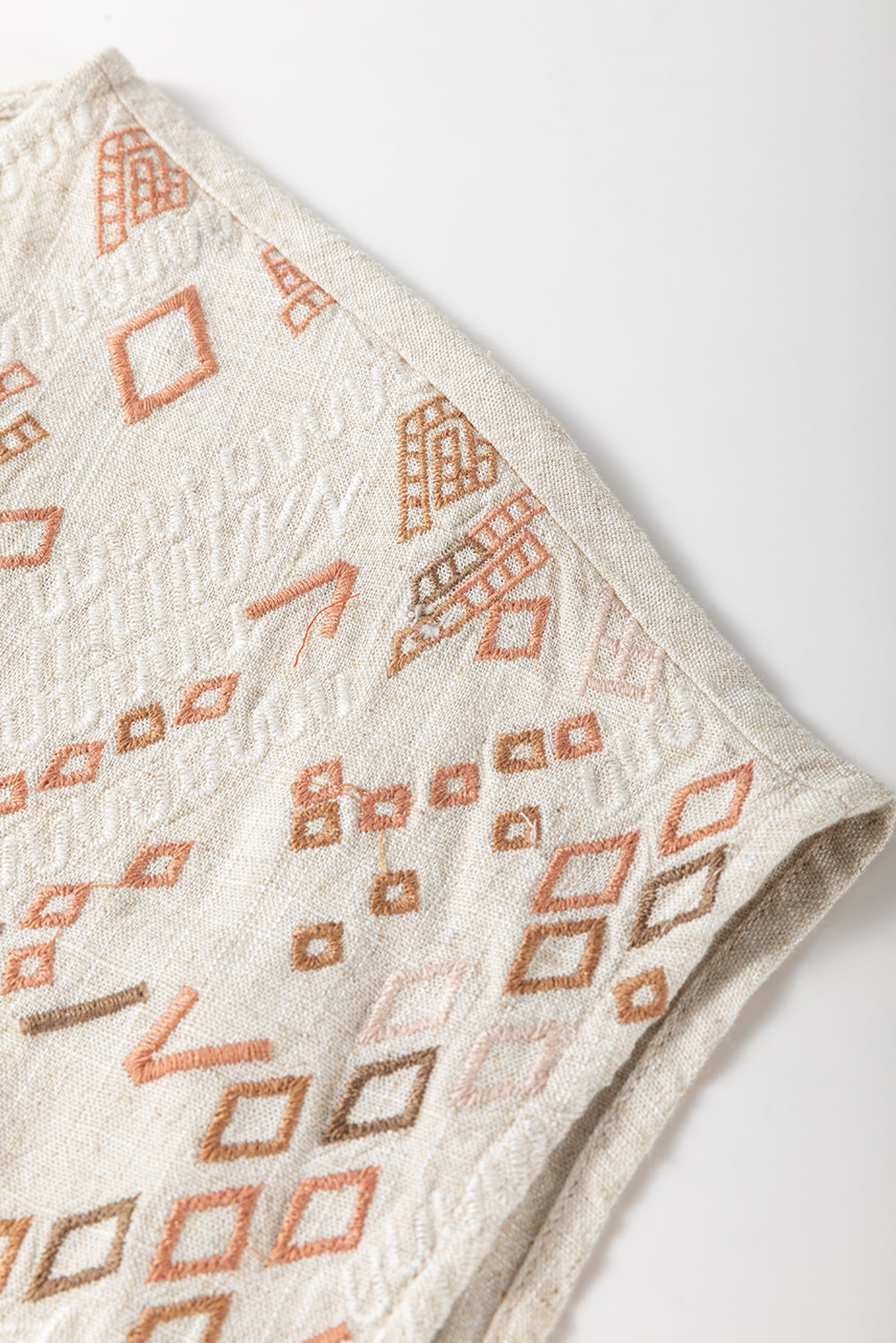 Chemisier à manches courtes et col en V noué à pompons et broderie géométrique