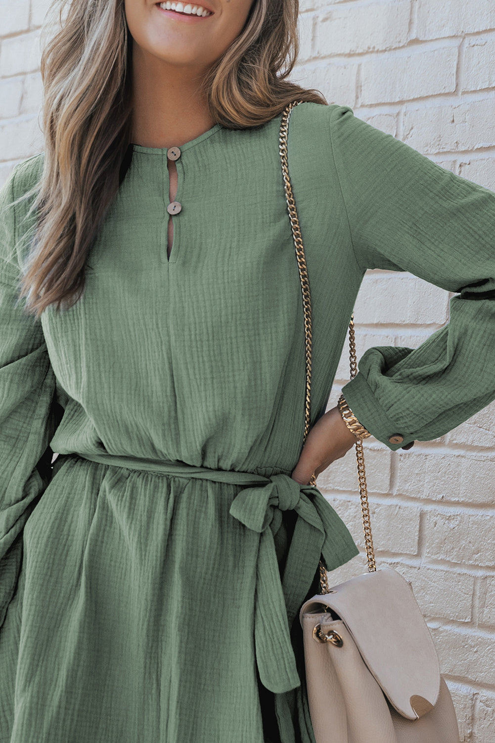 Mini-robe plissée ceinturée à manches bouffantes et col boutonné