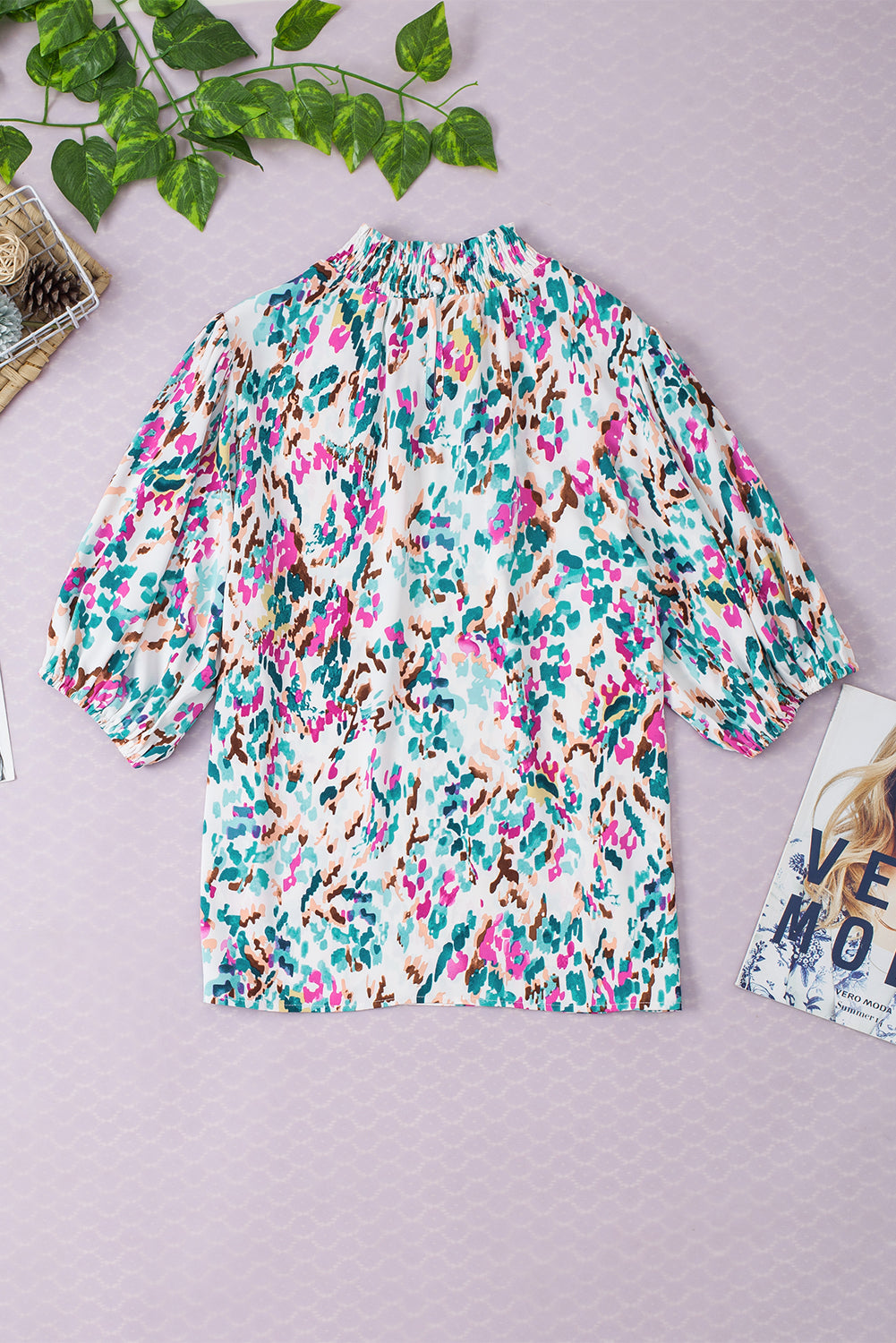 Blouse à col montant et manches bouffantes à imprimé abstrait