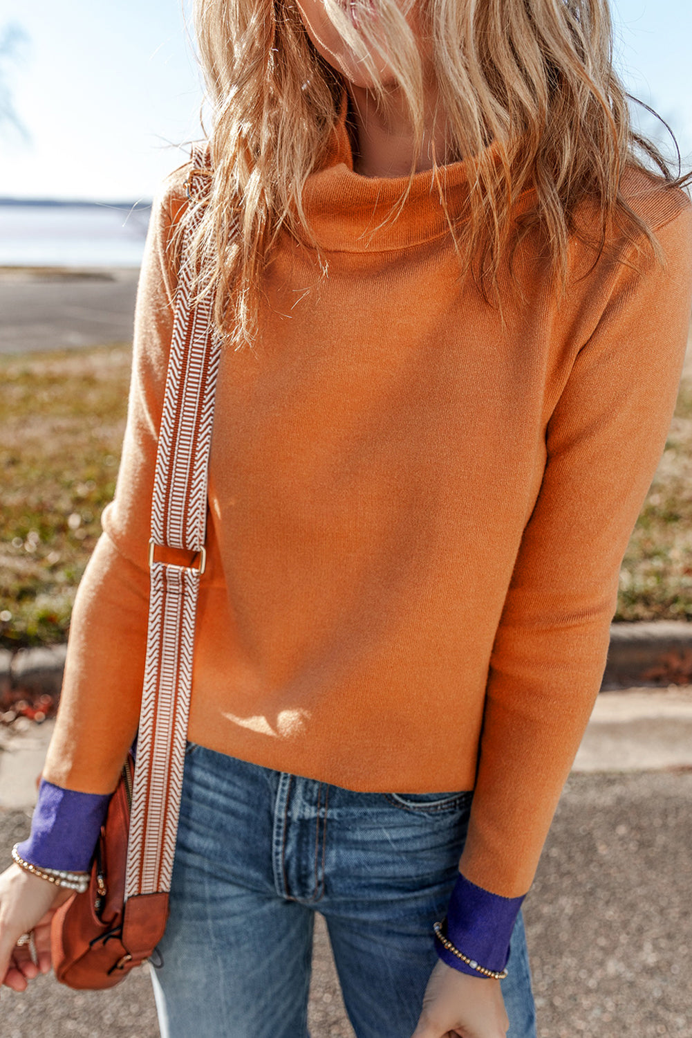 Pull coupe slim a col montant et bords contrastés