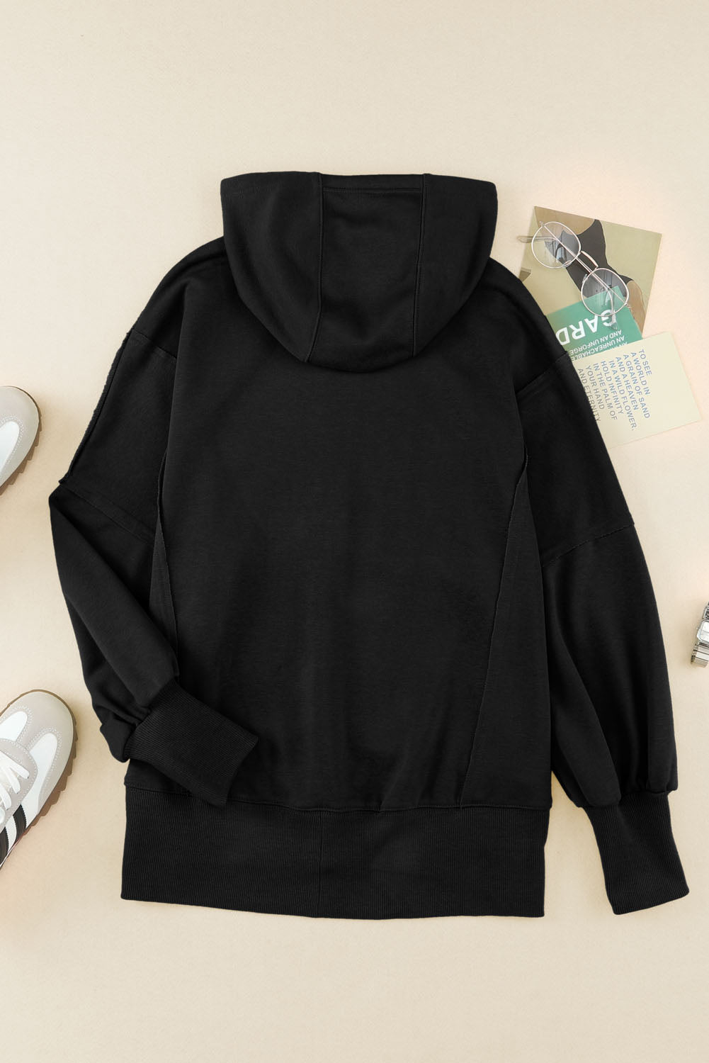 Sweat à capuche zippé à coutures exposées et bords bruts