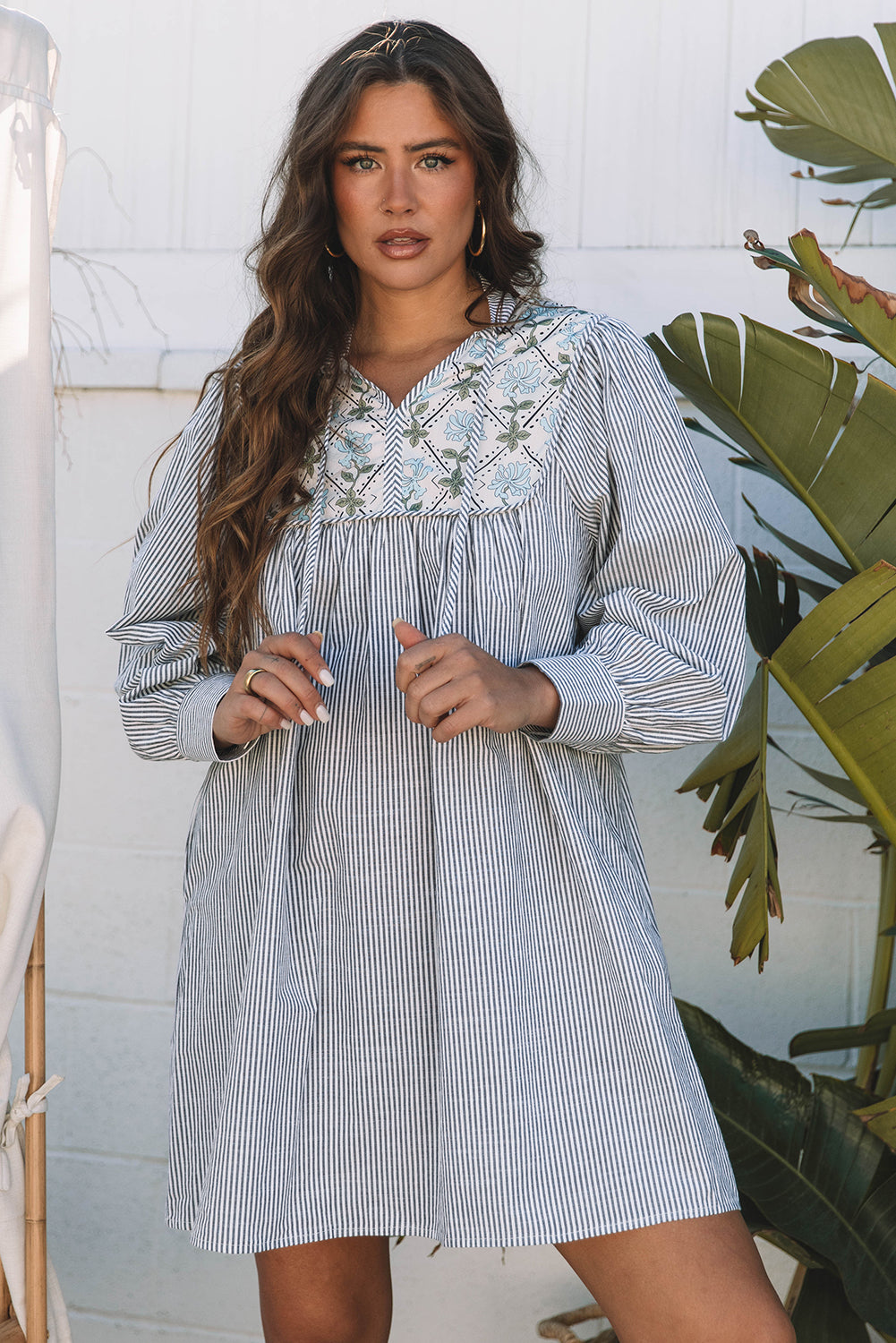 Mini-robe droite à manches longues et col en V noué en patchwork floral