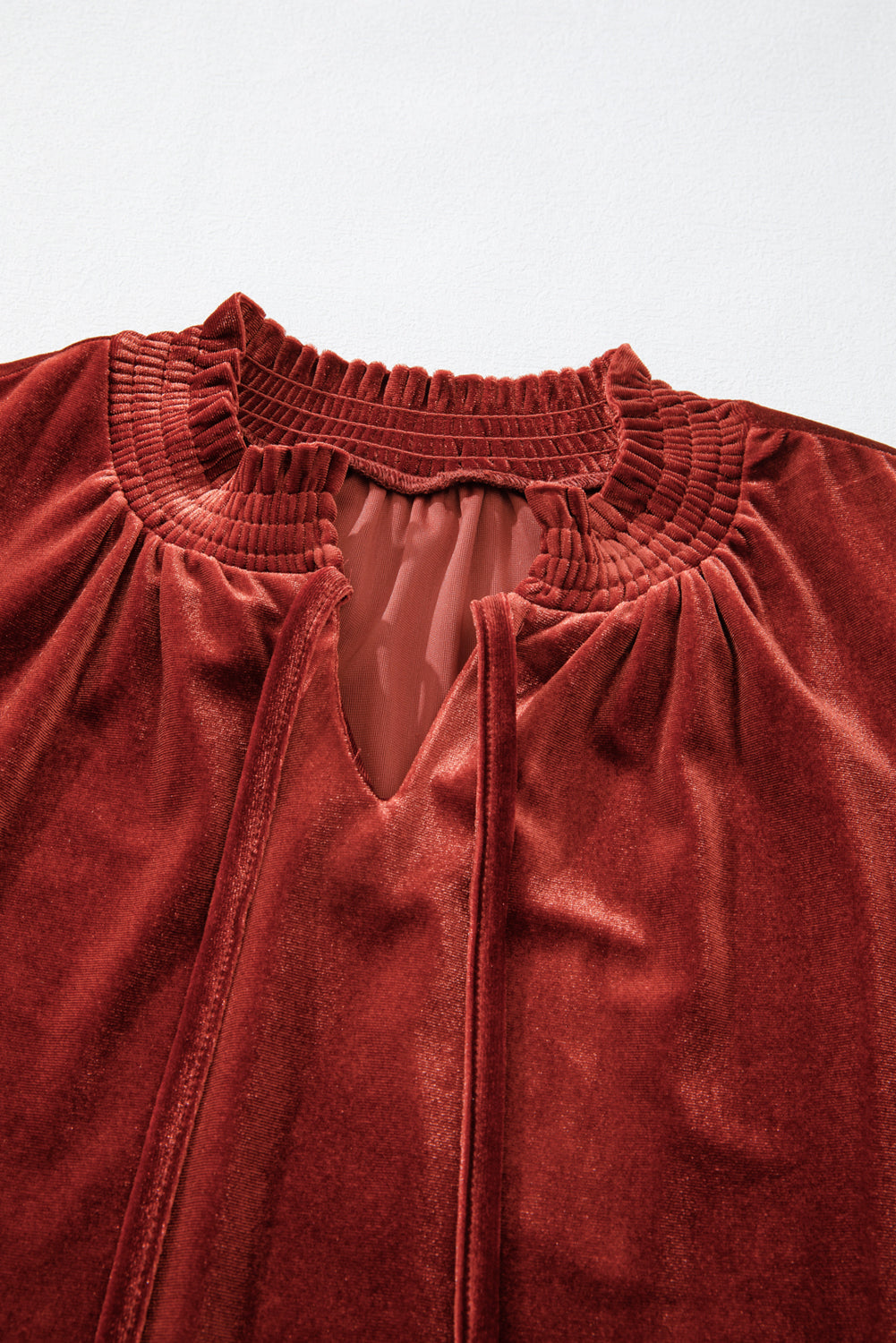 Mini-robe droite en velours a encolure smockée et manches bouffantes