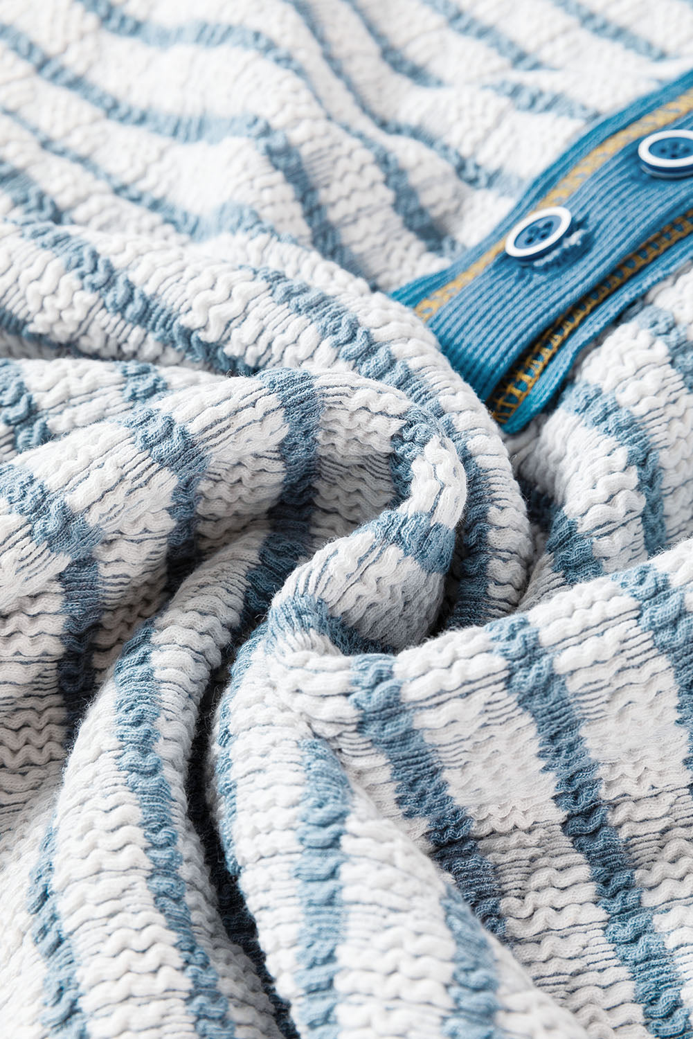 Haut Henley a manches longues et boutons texturés a volants