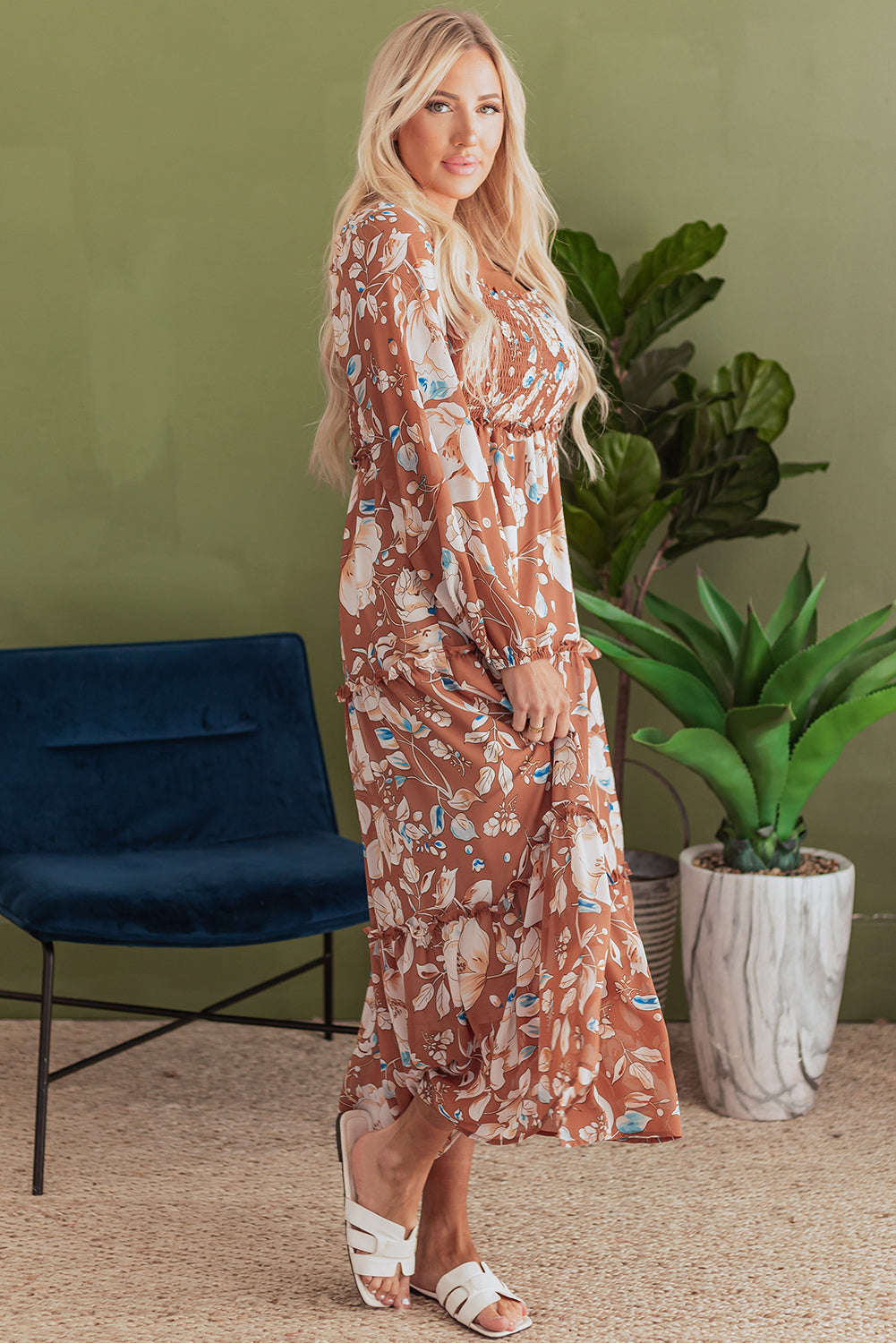 Robe longue taille haute froncée a imprimé floral et col carré
