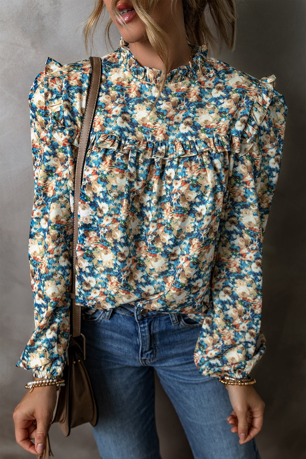 Blouse à manches bouffantes et col montant à volants et imprimé floral