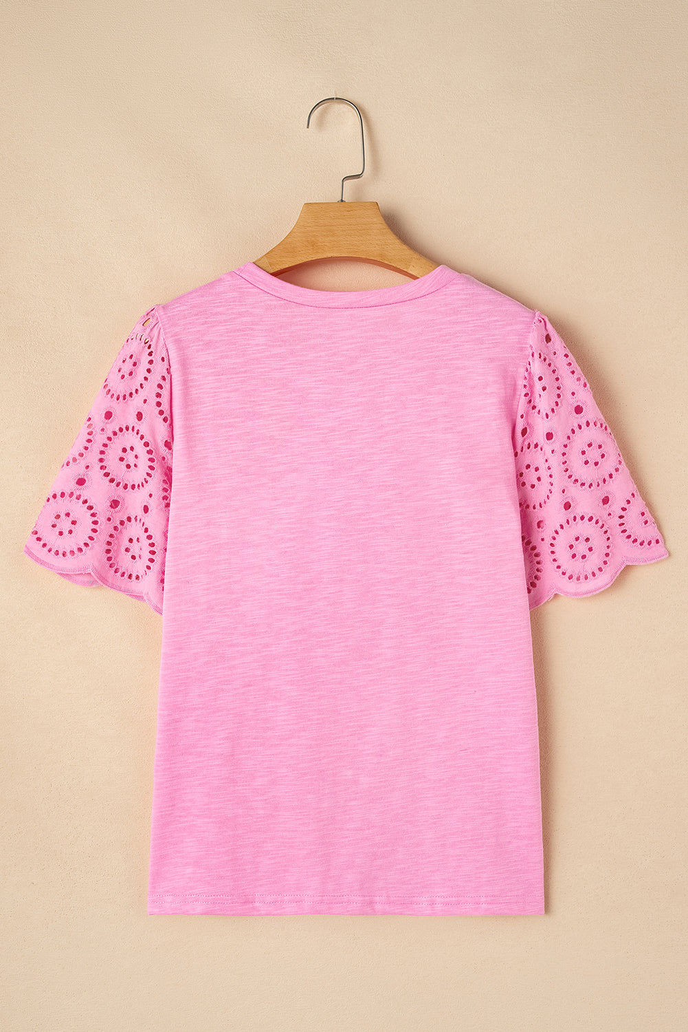 T-shirt à manches festonnées et col rond avec broderie à œillets