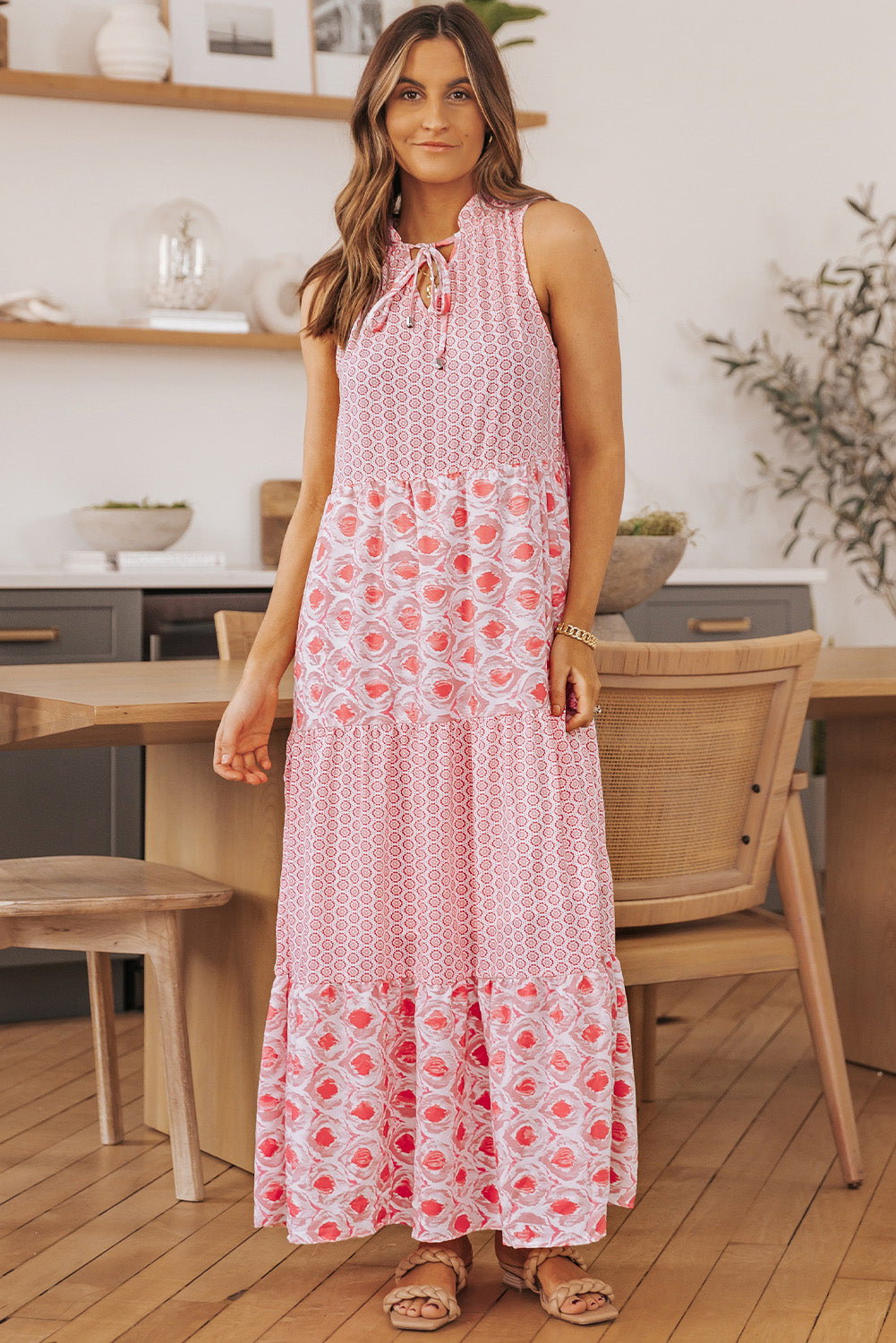 Robe longue sans manches à col fendu et imprimé abstrait