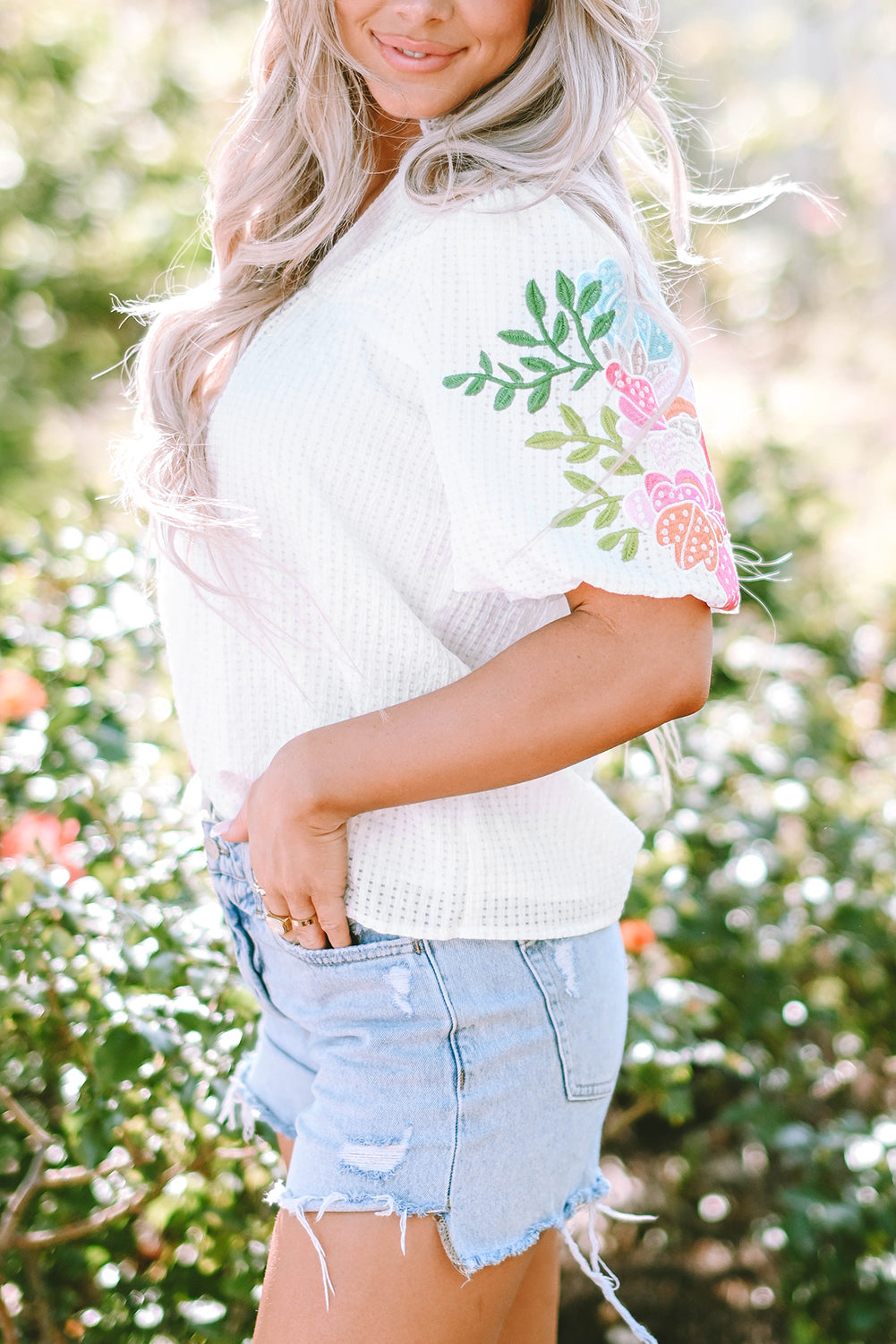 Blouse à col cranté et manches bouffantes brodées florales