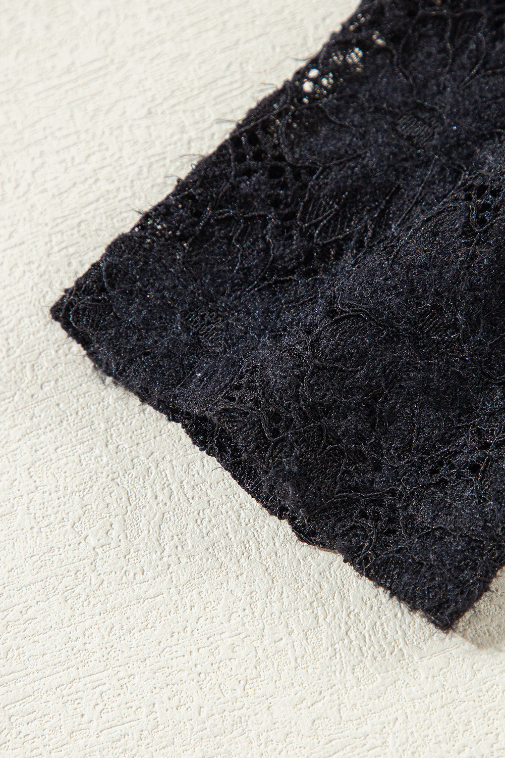 Haut a manches longues et col montant en dentelle florale