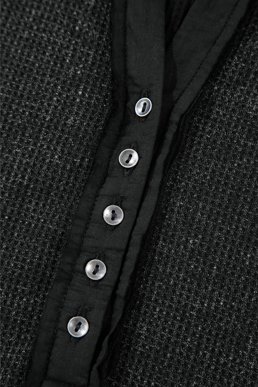 Haut a manches longues et encolure boutonnée en tricot gaufré délavé a l'acide