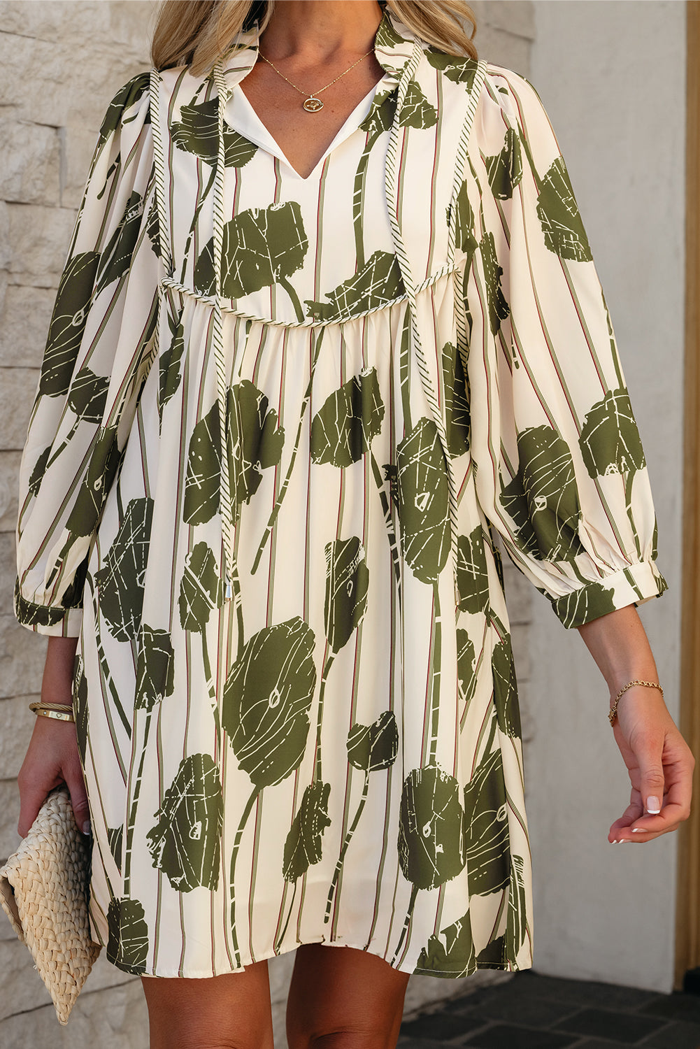 Robe à manches bouffantes et passepoils contrastés à imprimé floral et rayures