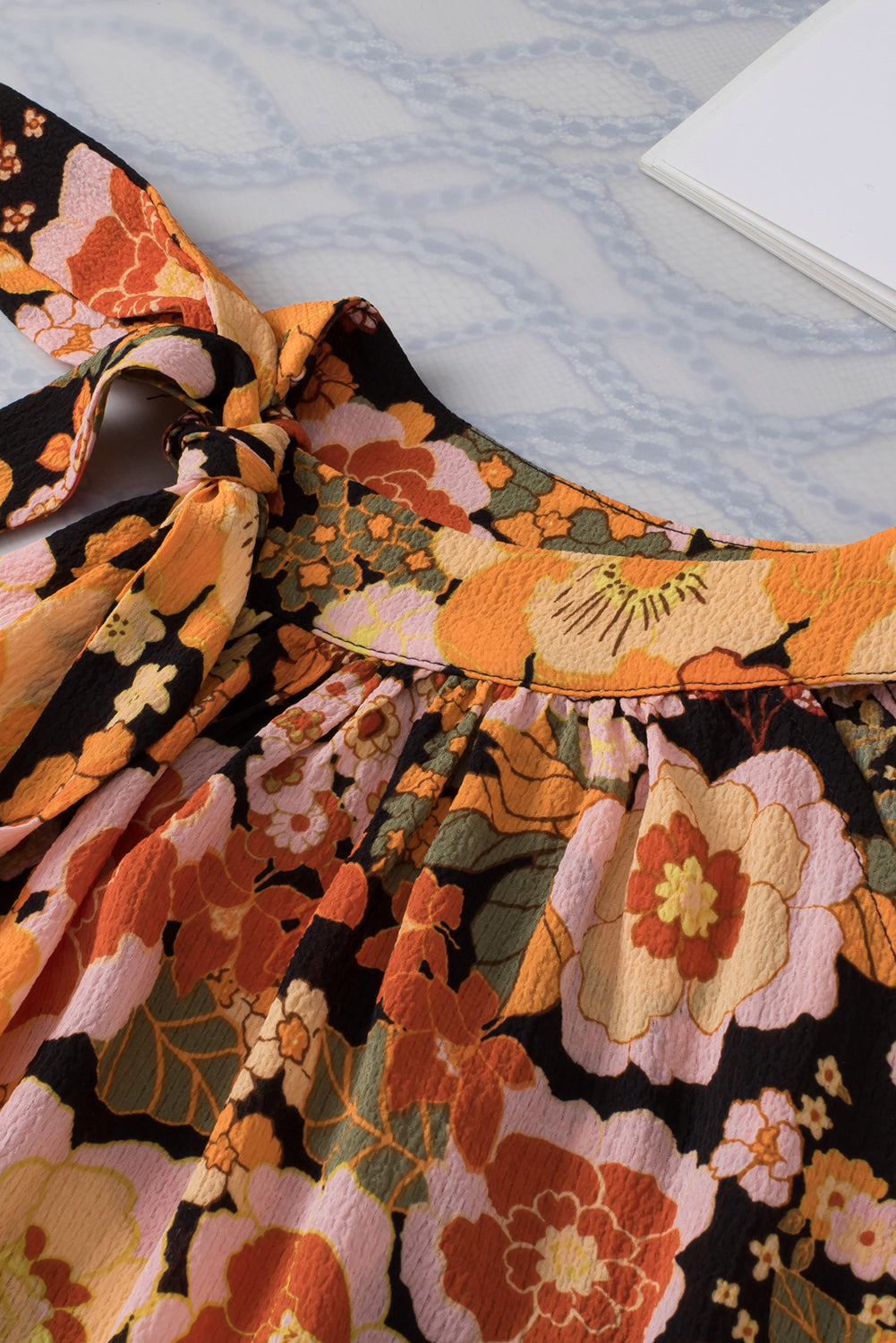 Haut sans manches noué à imprimé floral et col licou