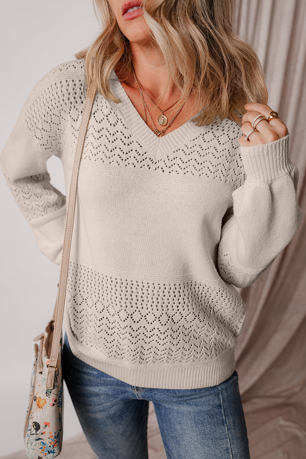 Pull à col en V et épaules tombantes avec motif à œillets