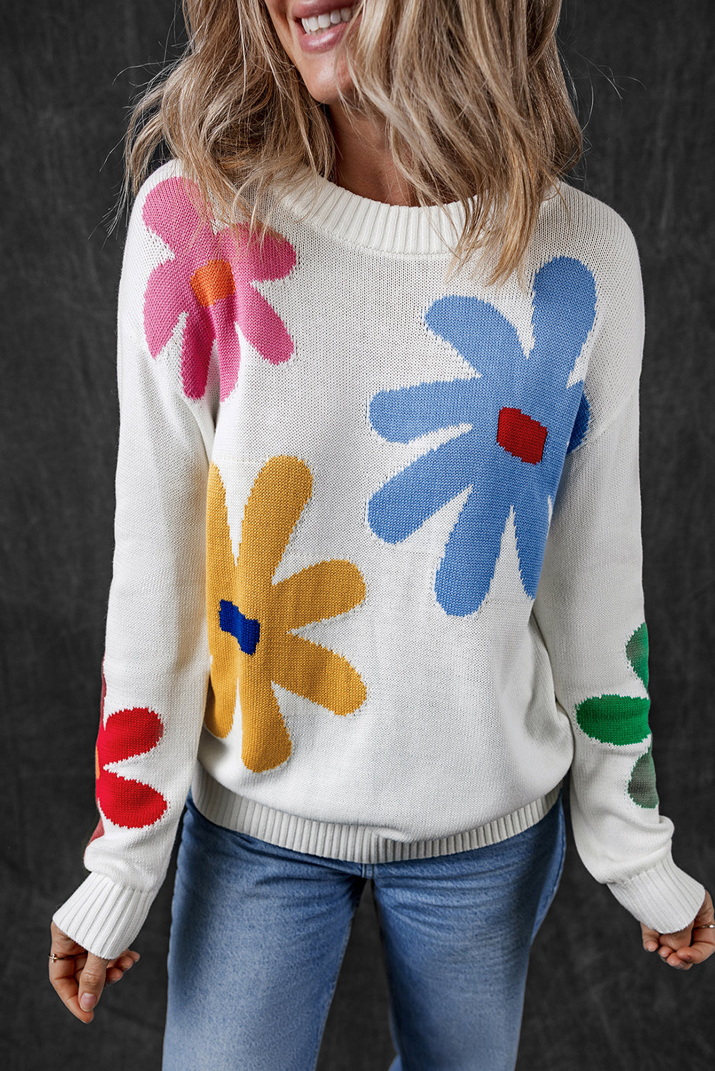 Pull a col rond a motif de grandes fleurs colorées