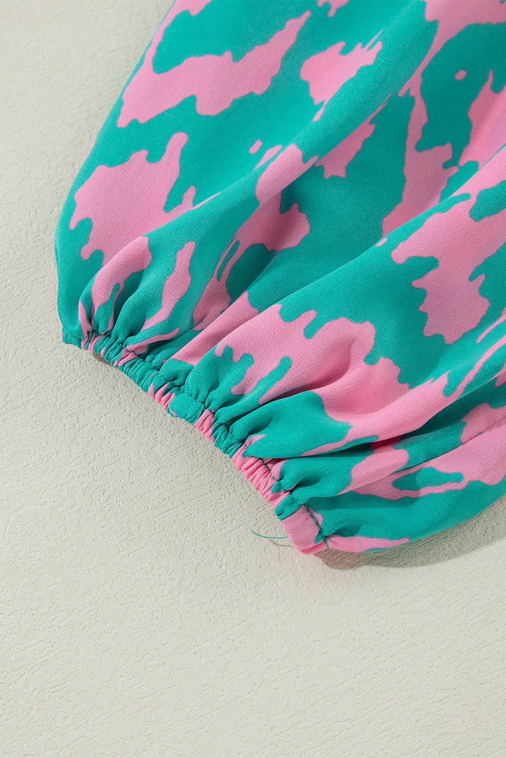 Robe longue à imprimé abstrait, manches bouffantes, nouée, col cranté