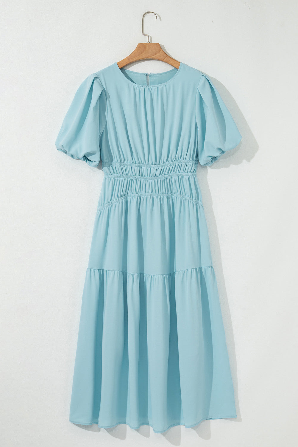 Robe mi-longue fluide plissée à manches bouffantes et taille haute