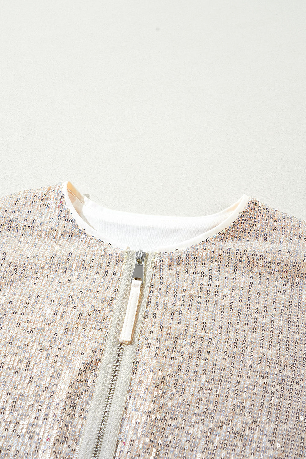 Veste zippée a paillettes et col rond a manches longues