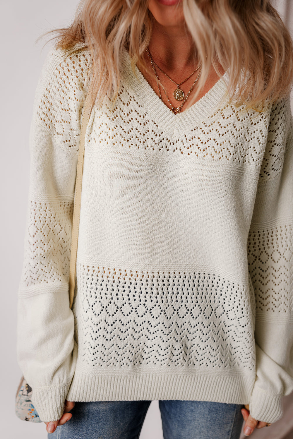 Pull à col en V et épaules tombantes avec motif à œillets