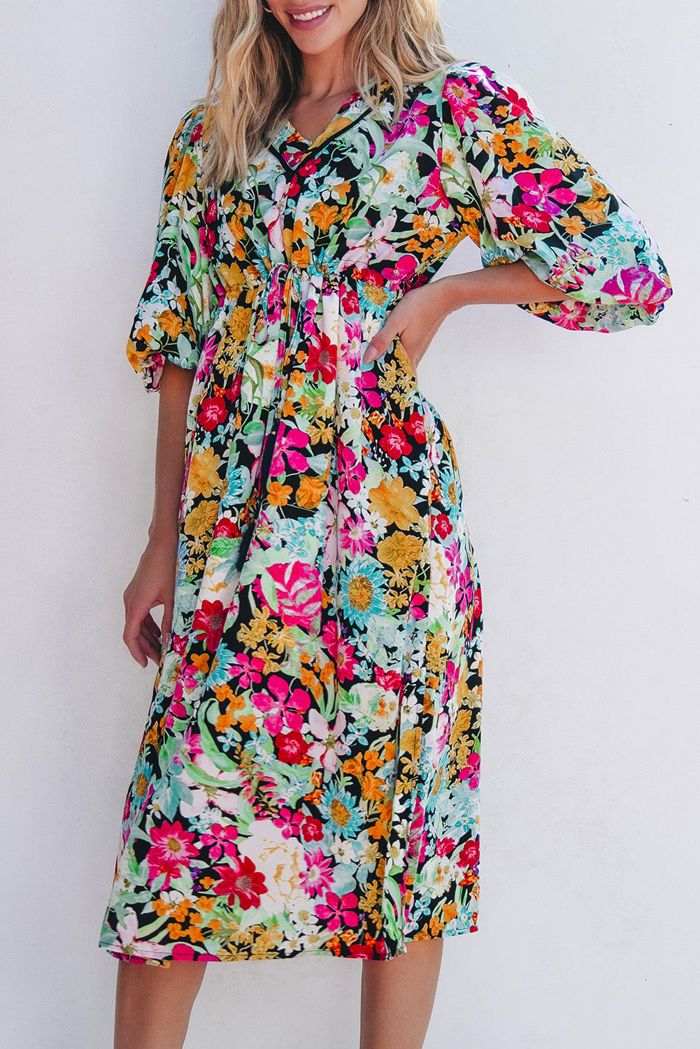 Robe florale à manches bouffantes et col en V avec cordon de serrage et pampilles
